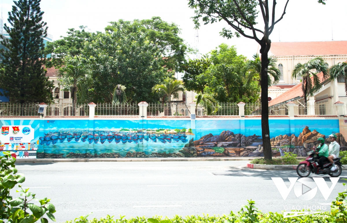 Được biết, công trình đường tranh bích họa mang tên "Việt Nam tươi đẹp" do Đoàn Thanh niên Công an TPHCM phối hợp cùng Đoàn trường Đại học Sài Gòn cùng nhà tài trợ thực hiện với nhiều tâm huyết vì một thành phố xanh - sạch - đẹp.