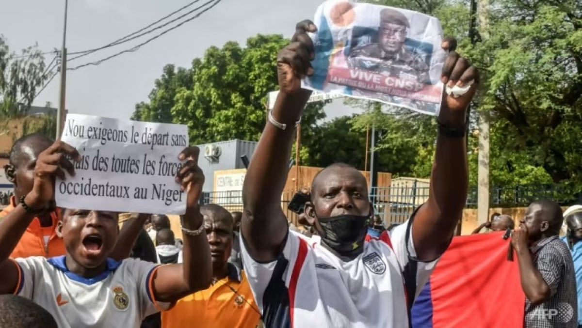 Người biểu tình ở thủ đô Niamey (Niger) giơ cao tấm biển có nội dung “Chúng tôi yêu cầu tất cả các lực lượng phương Tây rút khỏi Niger”, hôm 21/7. Ảnh: AFP