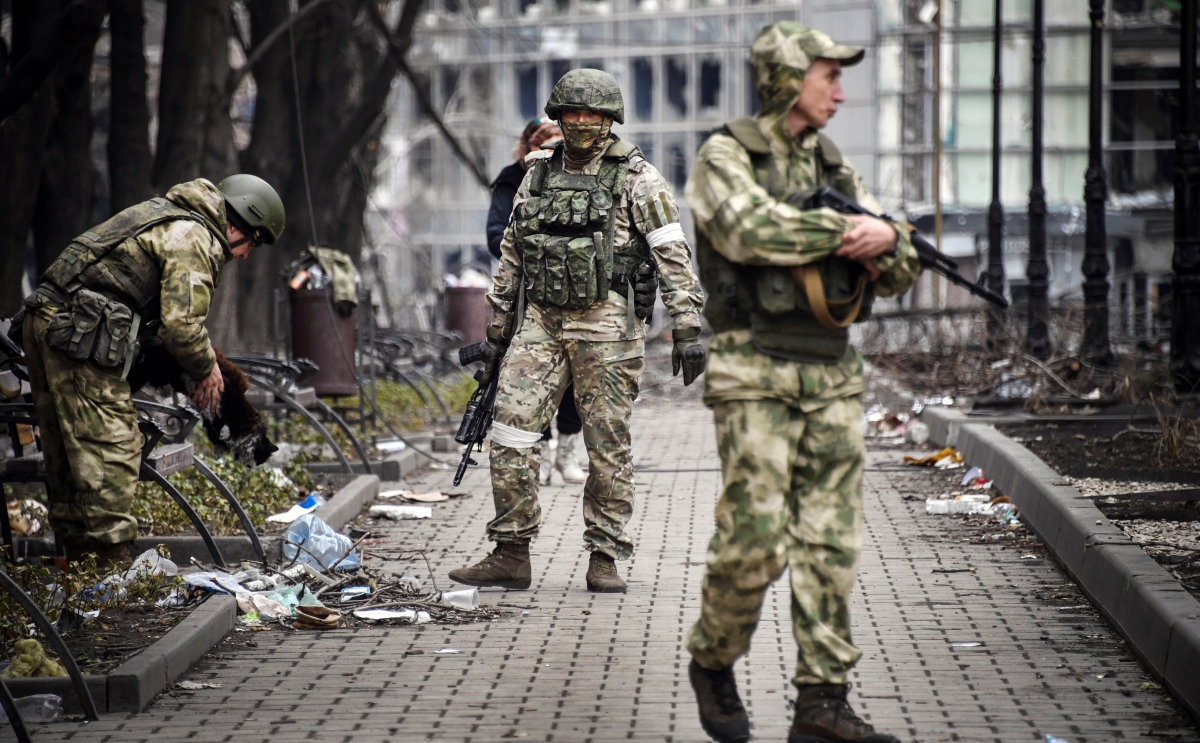 Binh sĩ Nga trên một con đường ở Mariupol vào ngày 12/4. Ảnh: AFP