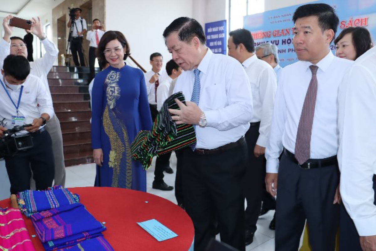 Bí thư Trung ương Đảng, Trưởng ban Tuyên giáo Trung ương Nguyễn Trọng Nghĩa đánh giá cao về sản phẩm thổ cẩm của người S’tiêng Bình Phước (ảnh: BP).
