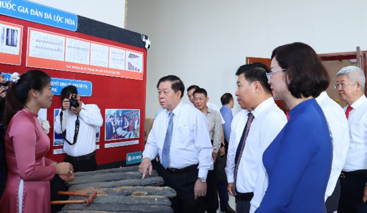 Đại biểu tham quan khu trưng bày Bảo vật quốc gia đàn đá Lộc Hòa (ảnh: BP).