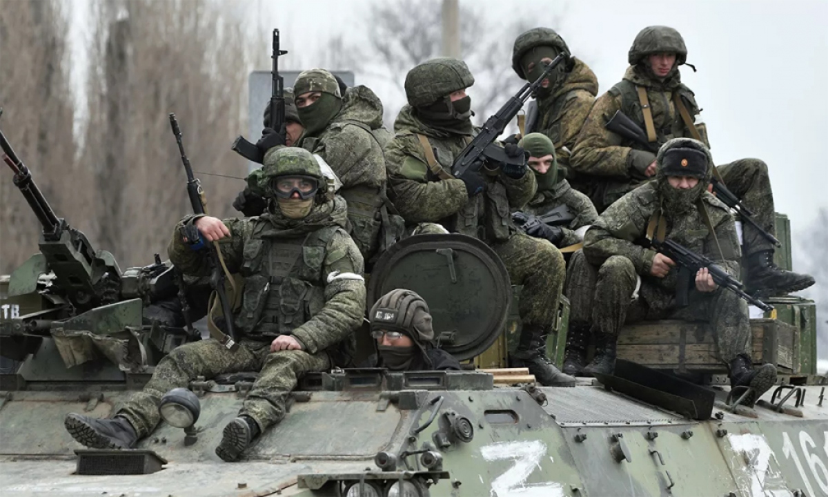 Quân nhân Nga tham gia chiến dịch tại Ukraine ngồi trên thiết giáp đi trên cao tốc đoạn chạy qua thị trấn Armyansk, bán đảo Crimea ngày 26/2. Ảnh: RIA Novosti