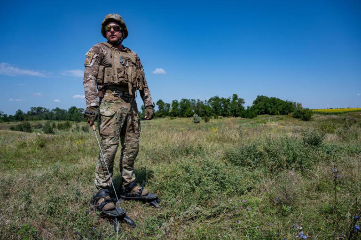 Binh sỹ Ukraine sử dụng "giày nhện". Ảnh: Getty