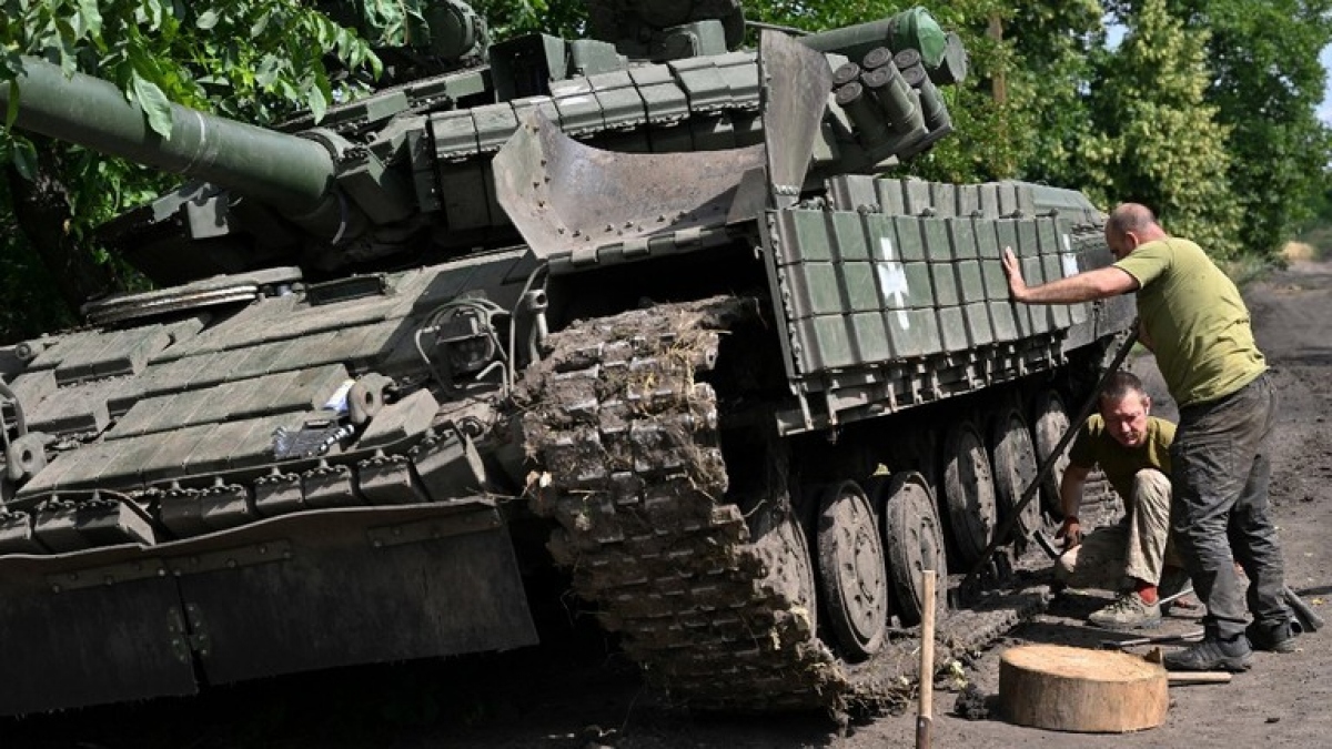 Binh sỹ Ukraine sửa chữa xe tăng tại Donetsk. Ảnh: AFP