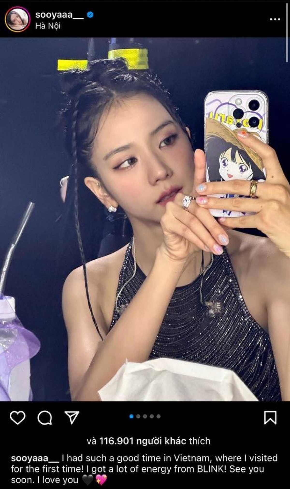 Sau 2 ngày trở về từ concert Born Pink tại Hà Nội, tối 1/8, Jisoo đã đăng tải hàng loạt hình ảnh hậu trường sân khấu. Chị cả Blackpink chia sẻ: "Mình đã có một khoảng thời gian tuyệt vời ở Việt Nam, nơi mà mình đến thăm lần đầu tiên. Mình đã nhận được rất nhiều năng lượng từ Blink! Hẹn sớm gặp lại. Mình yêu các bạn".