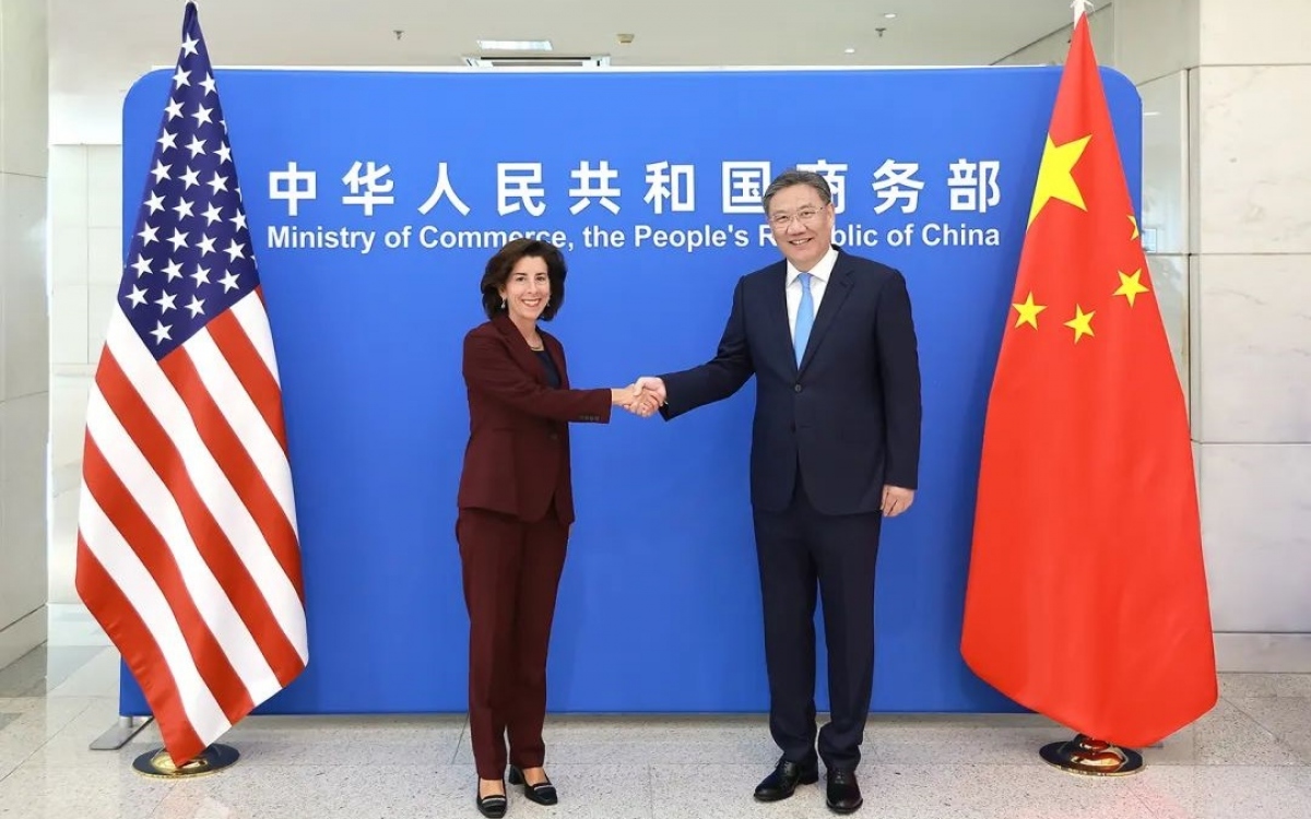 Bộ trưởng Thương mại Trung Quốc Vương Văn Đào và Bộ trưởng Thương mại Mỹ Gina Raimondo ngày 28/8. Ảnh: Bộ Thương mại Trung Quốc.