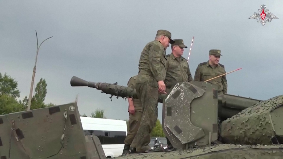 Bộ trưởng Quốc phòng Shoigu thị sát xe CV90 mà Nga thu được ở Ukraine. Ảnh: Bộ Quốc phòng Nga