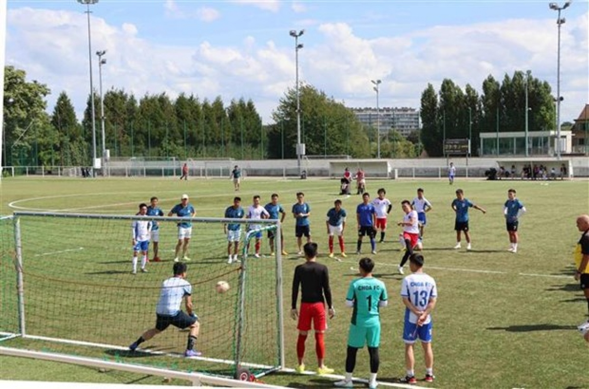 The Penalty kick between Xay dung FC team from Brussels and FC Bao Ngoc Quang Binh from France to compete for the first prize.