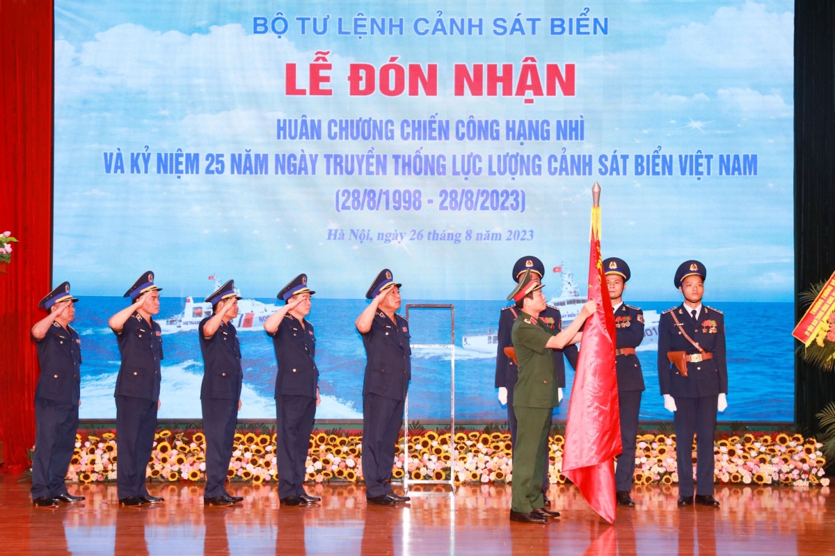 Thượng tướng Nguyễn Tân Cương gắn và trao Huân chương Chiến công hạng Nhì về thành tích xuất sắc, đột xuất trong đấu tranh phòng, chống tội phạm ma túy