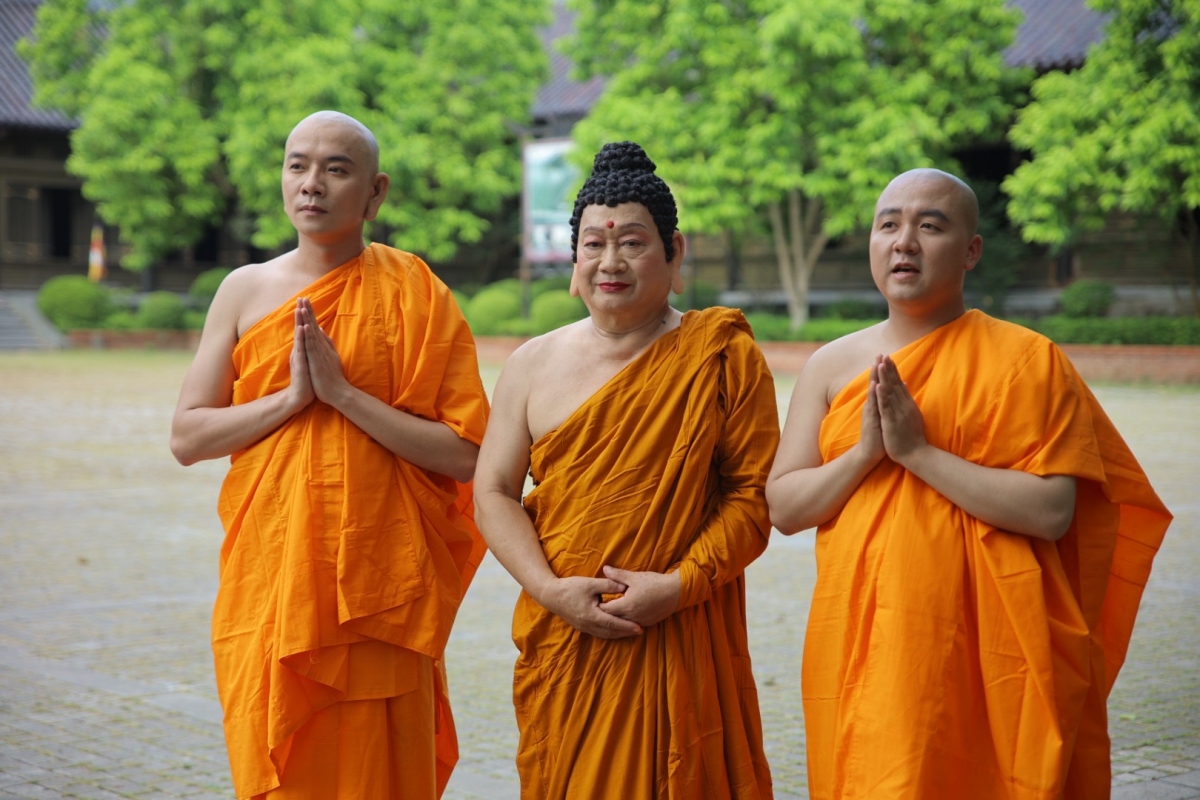 NSND Tiến Đạt (giữa) với tạo hình Phật tổ.