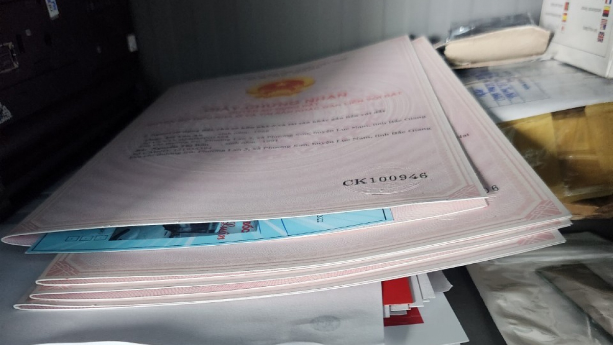 Nhiều cuốn sổ đất giả được phát hiện trong phòng trọ của Chiều. (Ảnh: CA)