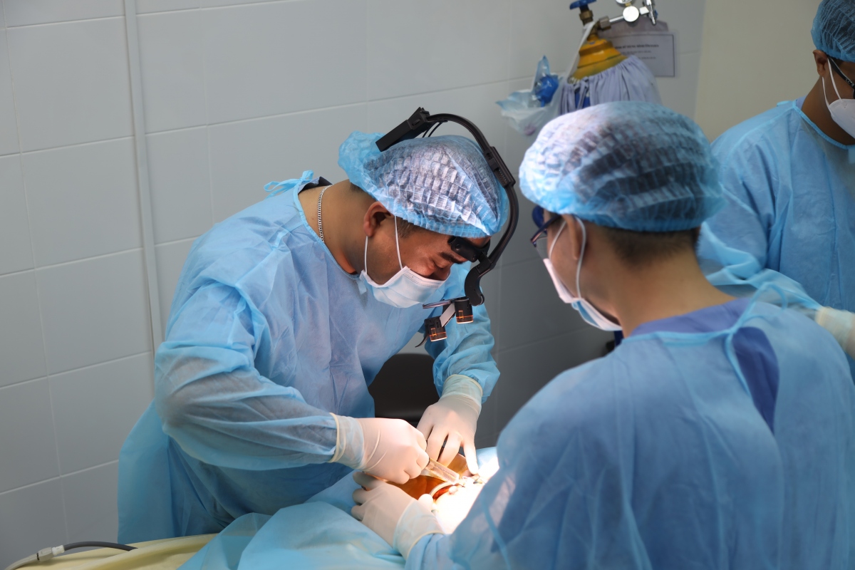Các bác sĩ Bệnh viện Da liễu TP.HCM phải phẫu thuật, nạo rửa nhiều lần để xử lý ổ mủ trong ngực cho bệnh nhân (Ảnh Bệnh viện Da liễu TP.HCM cung cấp)