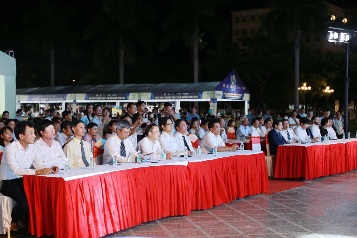 Các đại biểu dự Lễ khai mạc ngày hội.