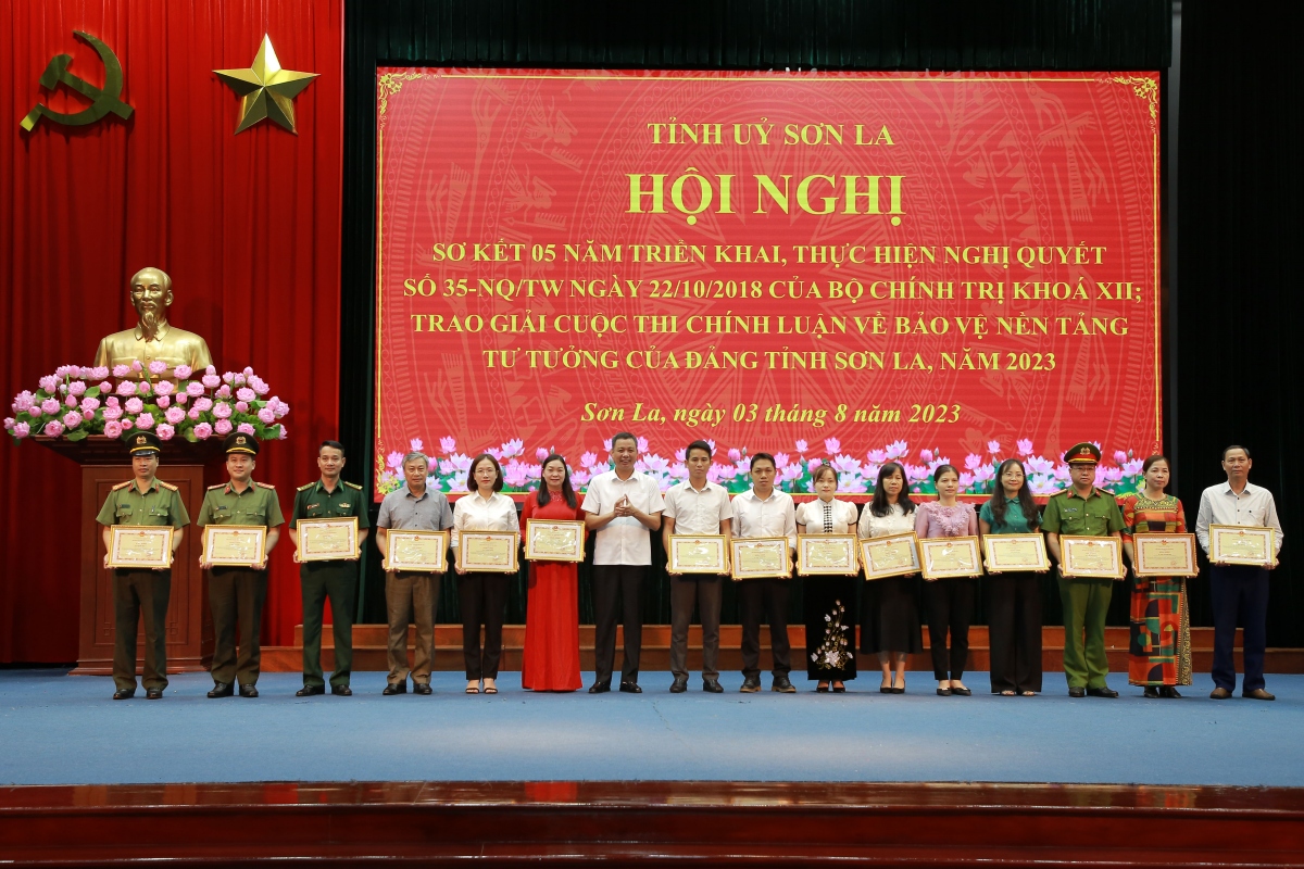 Các tập thể, cá nhân nhận Bằng khen của Chủ tịch UBND tỉnh Sơn La.