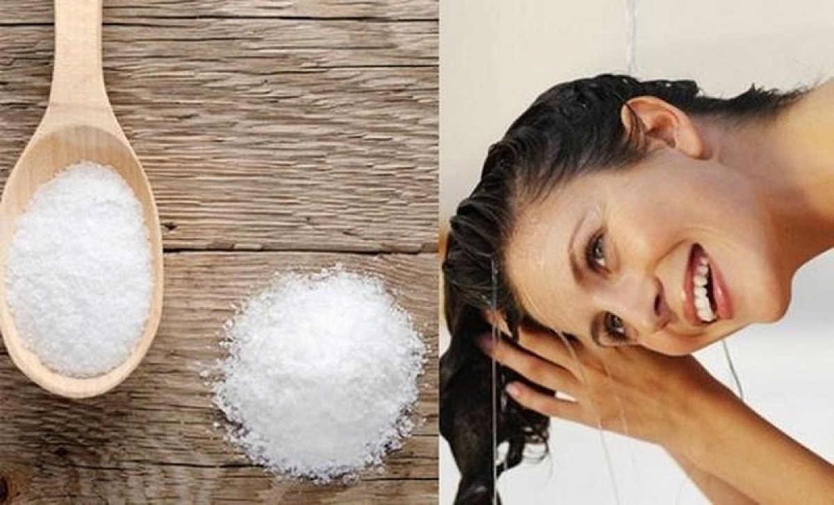 Gội đầu kết hợp dầu gội và muối. (Ảnh minh họa)