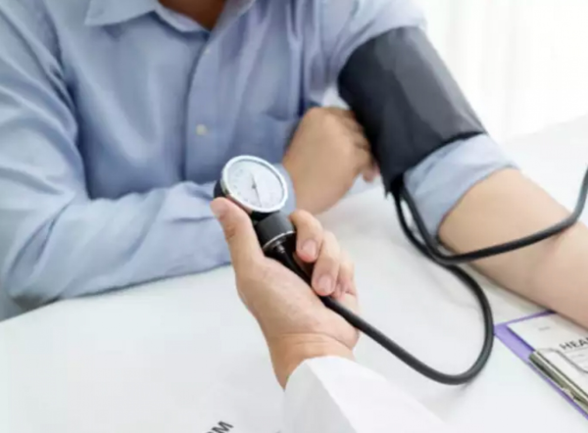 Không quấn vòng qua quần áo: Chuyên gia sức khỏe nói rằng, việc đặt vòng bít BP qua quần áo sẽ làm tăng thêm khoảng 5-50 mmHg đơn vị huyết áp thực tế. Bác sĩ khuyên nên đeo vòng bít trên cánh tay trần để việc đọc trở nên hoàn hảo.
