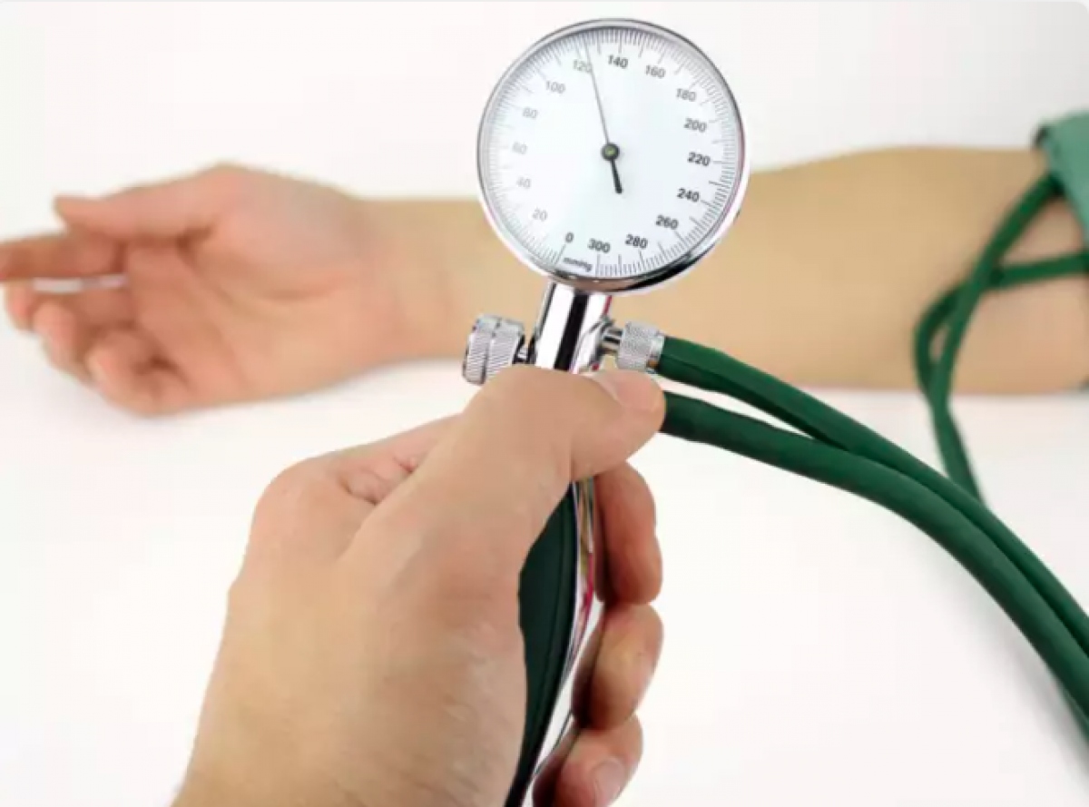 Giữ vững lưng và chân: Nên giữ cho lưng và bàn chân vững chắc và được hỗ trợ tốt. Bởi một tư thế sai có thể làm tăng tới 6,5 đơn vị mmHg vào huyết áp hiện tại. Chuyên gia cũng khuyên không nên ngồi bắt chéo chân trong thời gian theo dõi huyết áp, điều này làm tăng huyết áp lên đến 8 mmHg.
