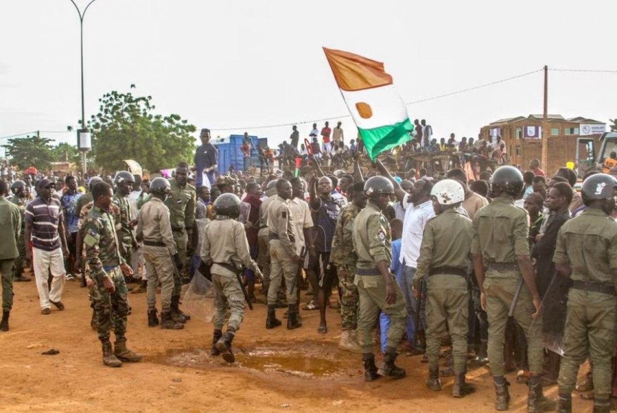 Những người ủng hộ phe đảo chính Niger tập trung trước một căn cứ quân sự Pháp ở thủ đô Niamey ngày 11/8. Ảnh: Reuters