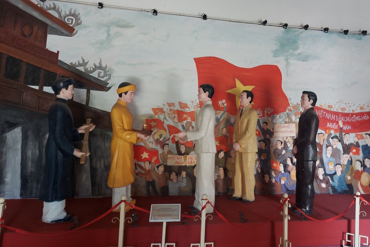 Cảnh tái hiện Vua Bảo Đại thoái vị