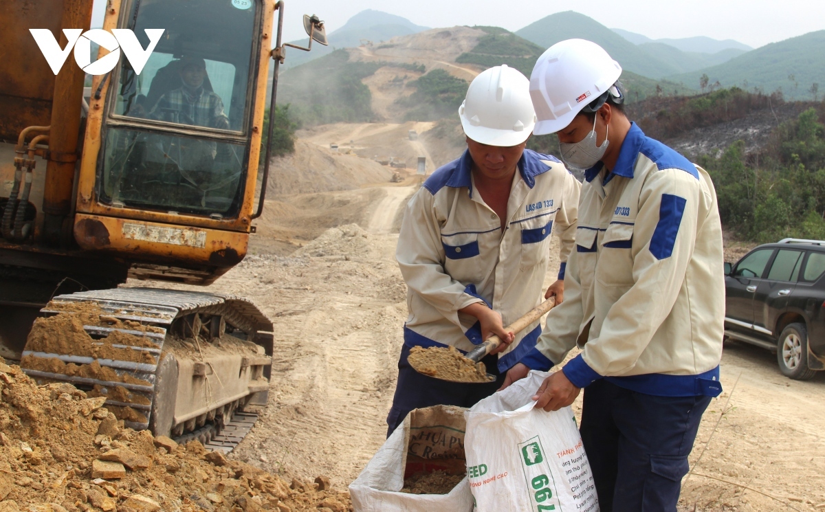 Nhiều đoạn tuyến cao tốc Bắc-Nam đang phải thi công cầm chừng do chưa giải phóng được mặt bằng