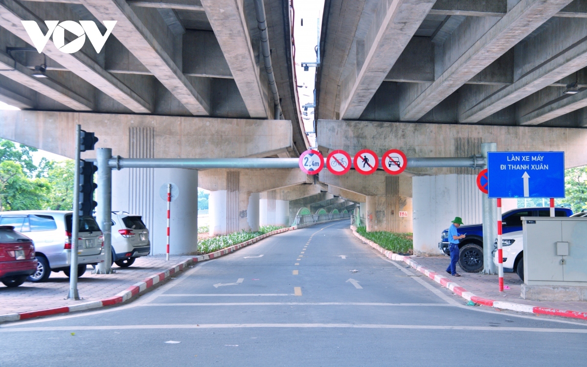 Vắng người qua lại, trở thành bãi đỗ xe tự phát là hiện trạng của cầu vòm sắt trị giá 65 tỷ đồng vượt qua hồ Linh Đàm (Hà Nội).
