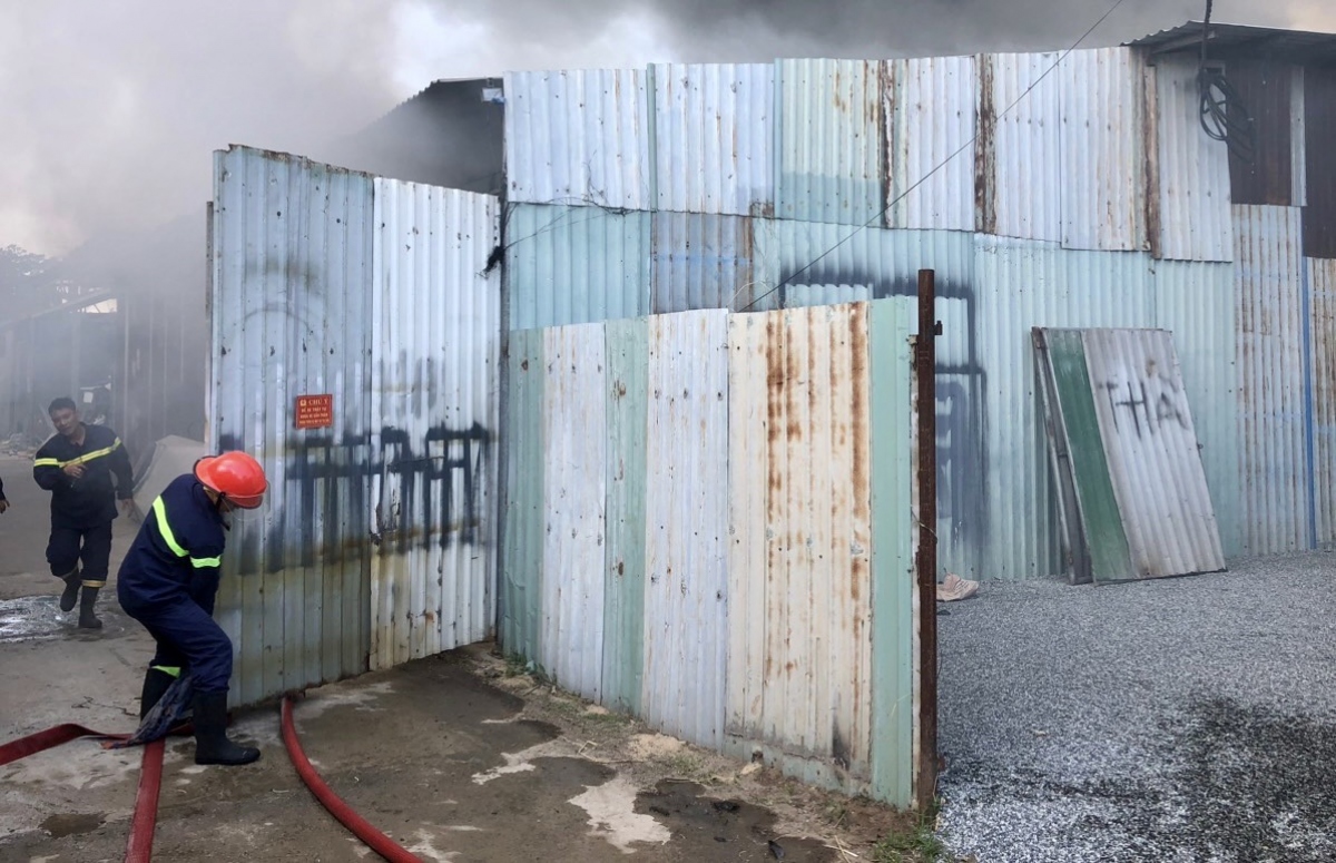 Hơn 30 lính cứu hoả đã được điều đến hiện trường để khống chế đám cháy (ảnh: CTV)
