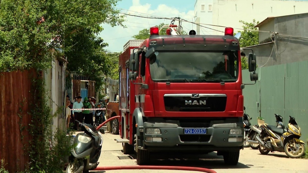 Xe chữa cháy tiếp cận hiện trường (ảnh: CTV)