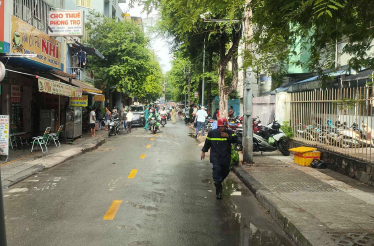 Lực lượng Cảnh sát phòng cháy chữa cháy có mặt dập tắt đám cháy.
