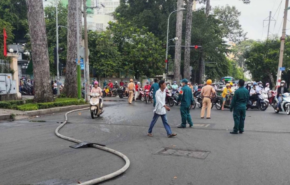 Lực lượng chức năng phong tỏa hiện trường vụ cháy.