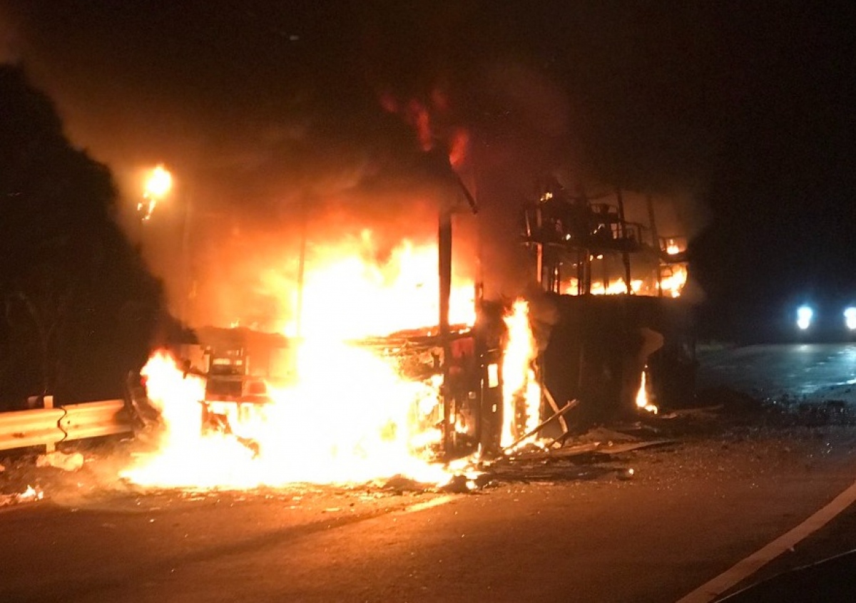 Chiếc xe bị thiêu cháy.