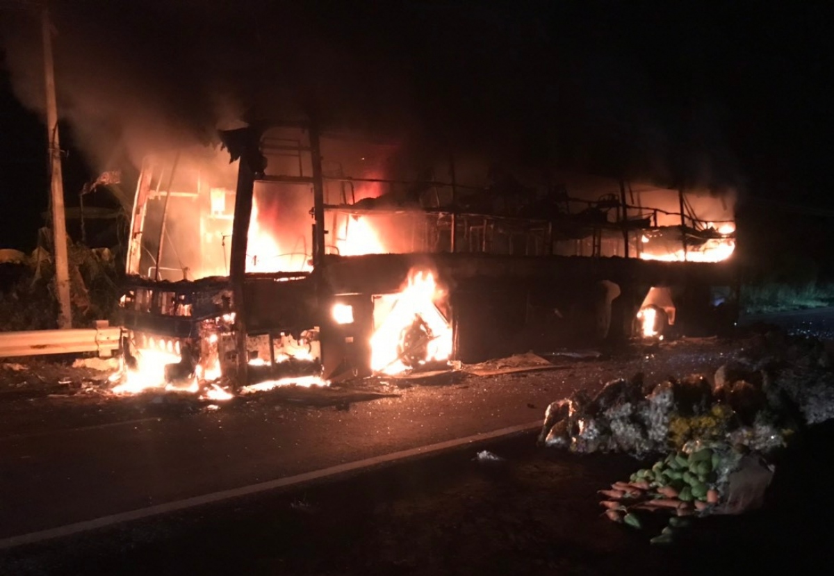 Chiếc xe cùng hành lý đã bị cháy rụi.