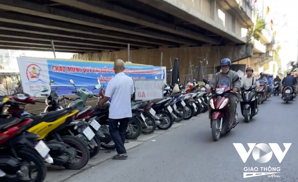 Rất nhiều quán hàng rong tập trung tại gầm cầu Cái Răng