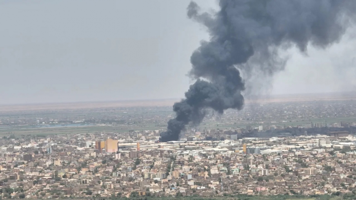 Khói đen bao trùm ở phía Bắc thủ đô Khartoum. (Ảnh: Reuters)