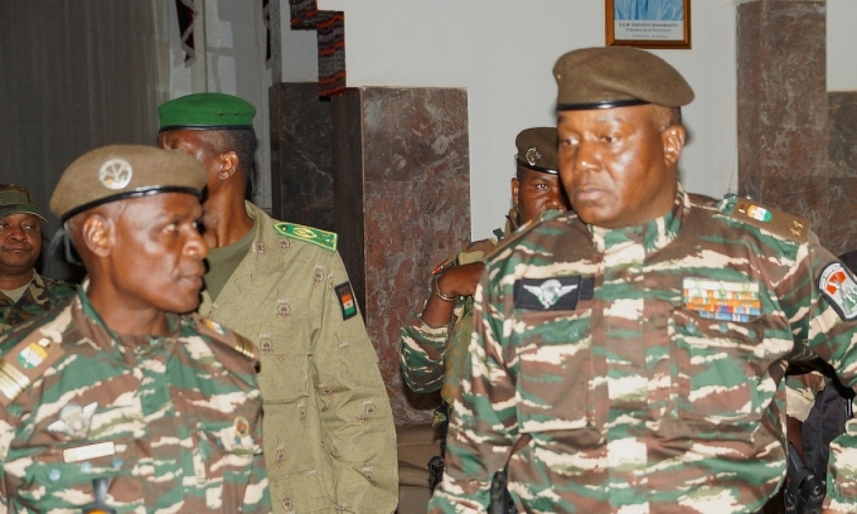 Tướng Abdourahmane Tiani (phải), lãnh đạo chính quyền quân sự Niger, tại thủ đô Niamey hôm 28/7. Ảnh: Reuters
