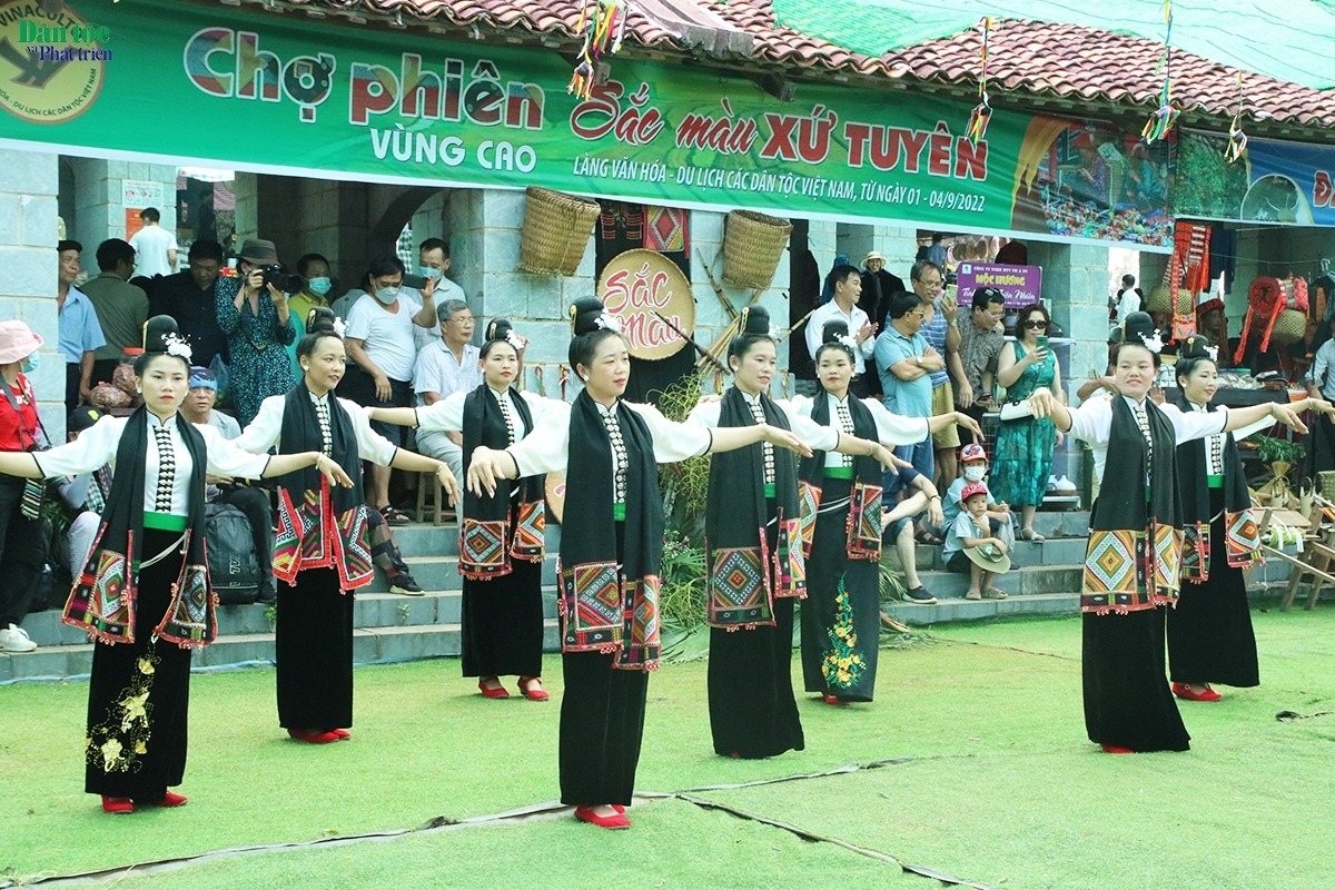 Trung tâm của chợ vùng cao là gian hàng của Sở VHTTDL tỉnh Cao Bằng, Lạng Sơn, Sơn La... trưng bày, giới thiệu các sản vật dân tộc, ẩm thực