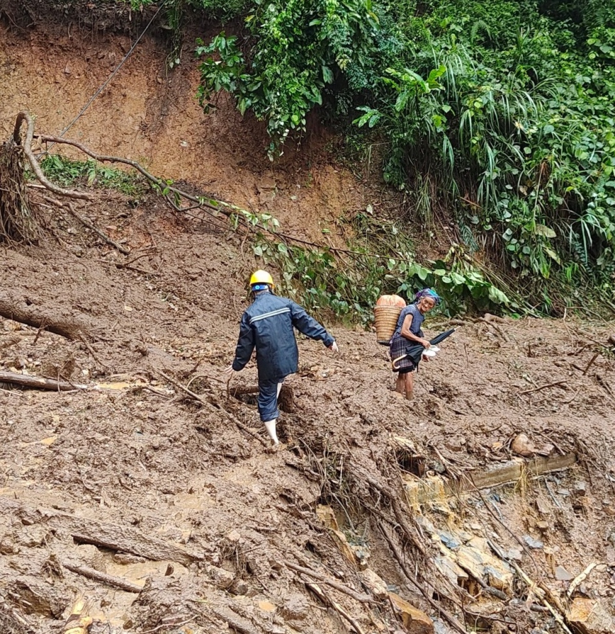 Các tuyến đường giao thông bị ách tắc do ảnh hưởng của sạt lở, khiến việc di chuyển của công nhân điện lực miền Bắc gặp nhiều khó khăn hơn bao giờ hết.