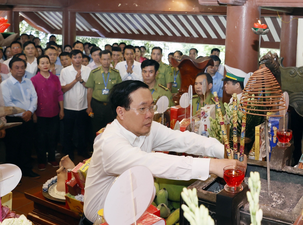 Thay mặt đồng chí, đồng bào cả nước, Chủ tịch nước Võ Văn Thưởng dâng hương tưởng nhớ công lao của Chủ tịch Hồ Chí Minh