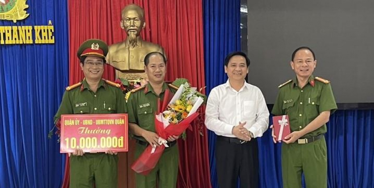 Chủ tịch UBND quận Thanh Khê khen thưởng đột xuất cho Ban Chuyên án.