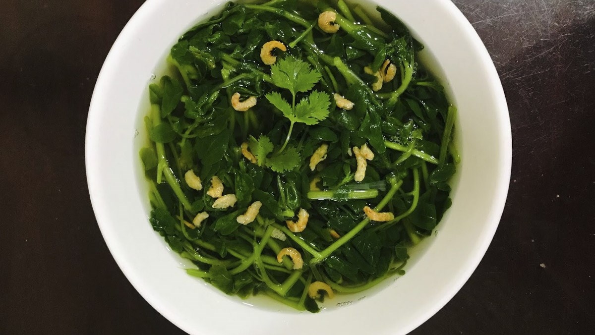 Chứa nhiều vitamin K: Cải xoong là một loại rau khác có lượng vitamin K cao. Trên thực tế, một chén cải xoong có khoảng 85 microgam vitamin K, trong khi lượng khuyến nghị hàng ngày cho người lớn là khoảng 120 microgam. Vitamin K cũng là một chất dinh dưỡng quan trọng có thể hỗ trợ sức khỏe của xương.