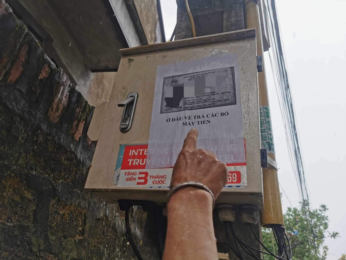Các đối tượng dán hình ảnh của con trai của chị C. ở ngõ ra vào. 