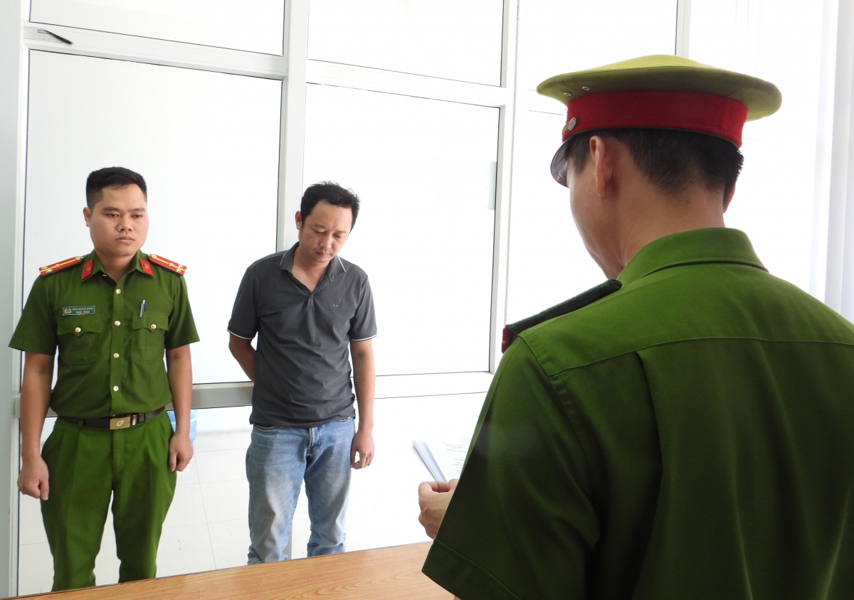 Cơ quan Cảnh sát điều tra Công an thành phố Đà Nẵng tống đạt các quyết định đối với bị can Lâm Học