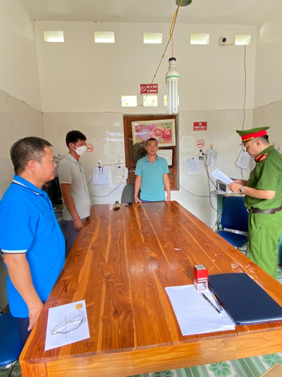 Cơ quan CSĐT Công an huyện Yên Châu đọc quyết định khởi tố Quàng Văn Đoàn