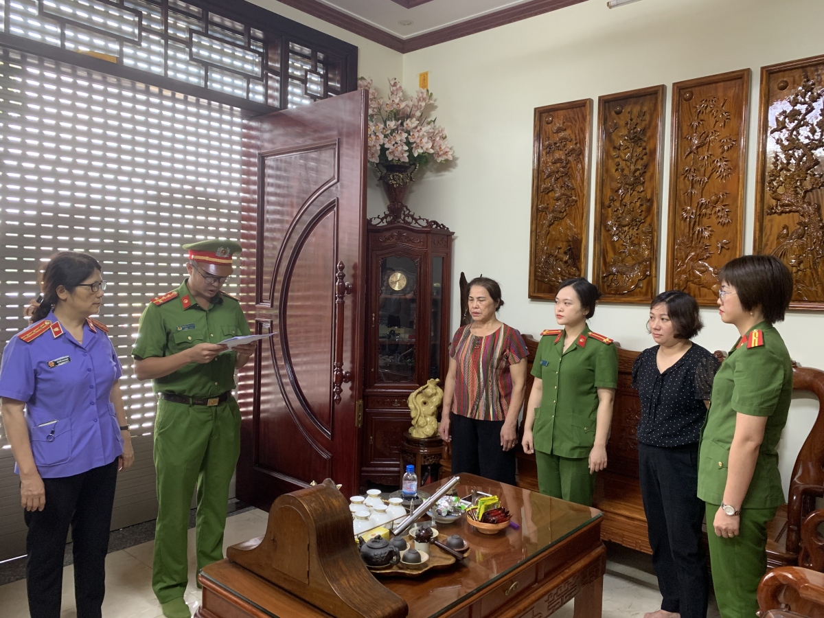 Cơ quan điều tra thi hành Lệnh bắt bị can Lương Thị Tuyết (áo đen). (Ảnh: CA tỉnh cung cấp)