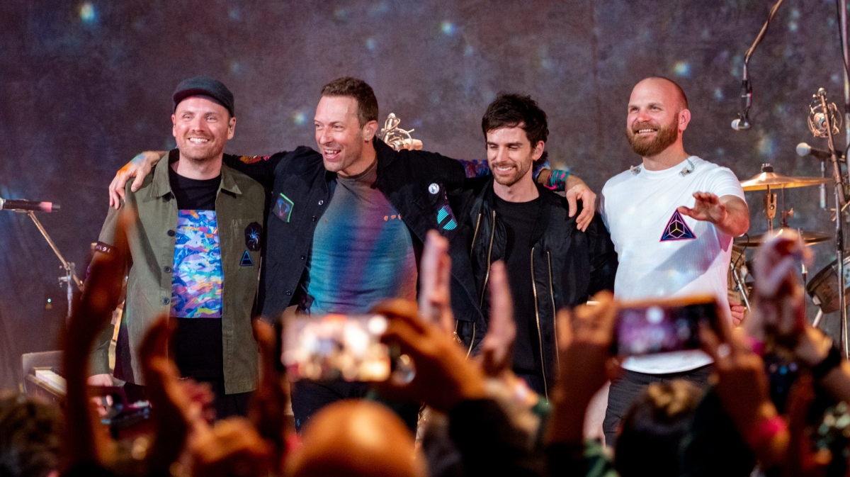 Bốn thành viên của ban nhạc Coldplay đang phải đối mặt với vụ kiện pháp lý liên quan tới quản lý cũ Dave Holmes.