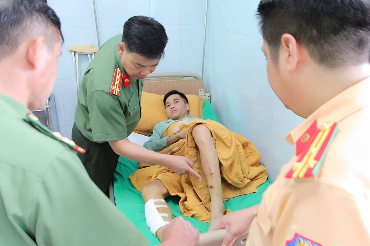 Đại tá Tao Văn Trường - Phó Giám đốc Công an tỉnh thăm hỏi, động viên Đại úy Nguyễn Đức Tâm. (Ảnh: CACC)