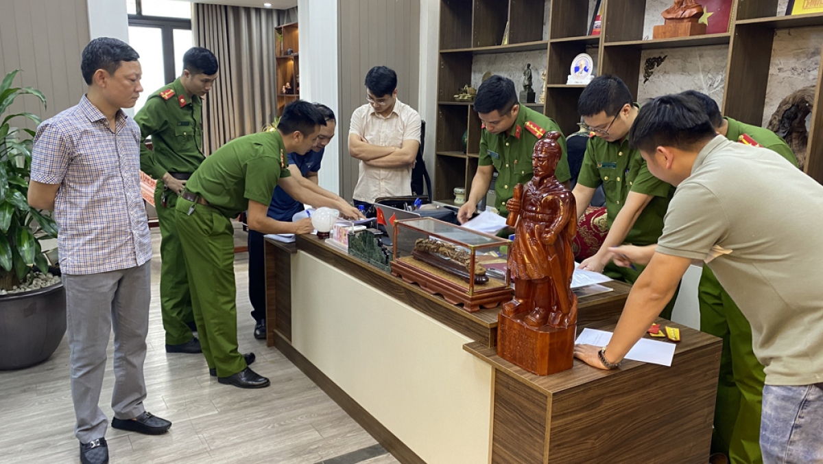 Lực lượng chức năng khám xét nơi làm việc của Mạc Đăng Thanh