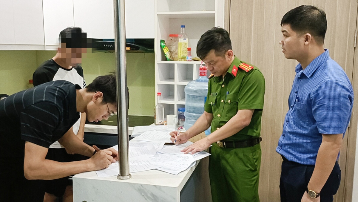 Lực lượng chức năng Công an tỉnh Bắc Giang tiến hành lập biên bản khám xét nơi các đối tượng