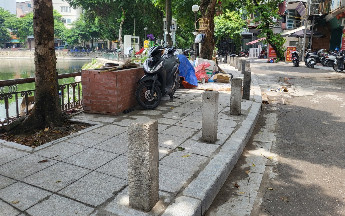 Tuy nhiên, cũng có một số ý kiến trái chiều, cho rằng những cột bê tông này đang làm mất đi mỹ quan đô thị. Anh Nguyễn Văn Thắng, một người dân sống trong khu vực, cho biết: "Tôi đồng ý rằng việc xây dựng cột bê tông để bảo vệ vỉa hè cho người đi bộ là đúng đắn. Tuy nhiên, hình dáng cột bê tông có phần thô kệch có thể làm xấu đi mỹ quan đô thị, đồng thời khiến vỉa hè thêm chật chội."