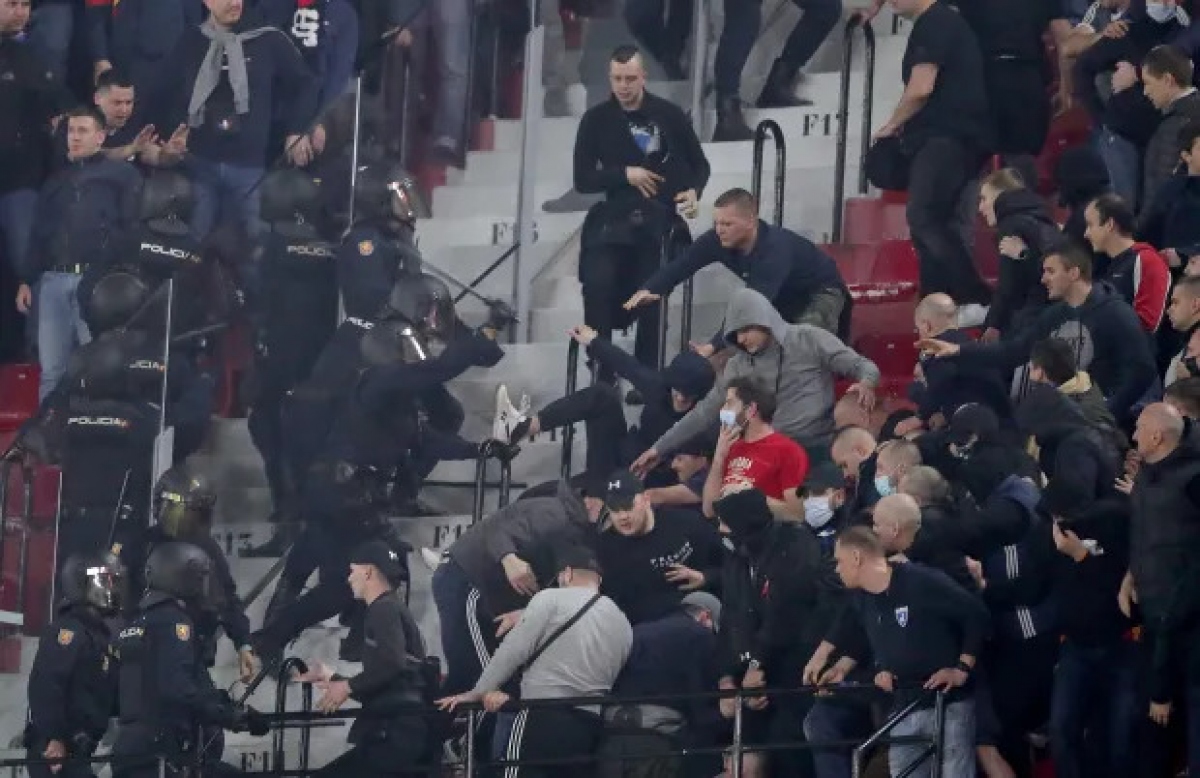 Nhóm CĐV quá khích của CLB Dinamo Zagreb trong một trận đấu năm 2022. (Ảnh: Getty). 