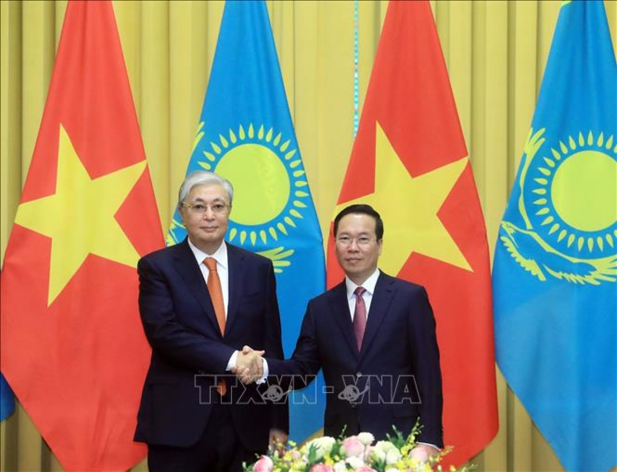 Chủ tịch nước Võ Văn Thưởng và Tổng thống Kazakhstan Kassym-Jomart Tokayev. Ảnh: TTXVN